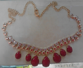 金の鎖およびイセエビ クリップが付いている注文の赤いラインストーンのハンドメイドのネックレス